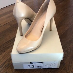 Banana republic Kelsey leather pumps. Color:Dune